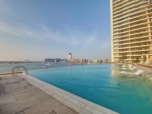 Bazén v ubytování Primestay - 1BR Beach Isle, Dubai Harbour nebo v jeho okolí