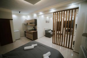 1 dormitorio con 1 cama y 2 toallas blancas en Panorama Apartment, en Kozani