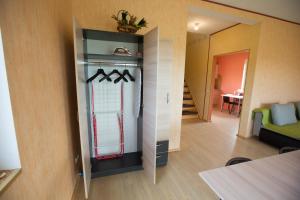 KoplyčninkaiにあるAurora housesのリビングルーム付きの客室で、冷蔵庫が備わります。