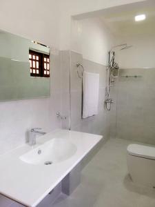 Kylpyhuone majoituspaikassa Shanthi Villa Home-stay