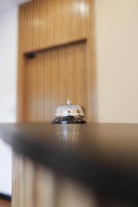 una mesa con una campana encima en San Pedro Hotel en San Pedro