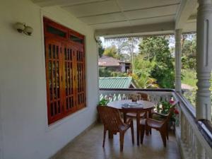 Parveke tai terassi majoituspaikassa Shanthi Villa Home-stay