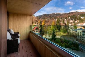 balcón con vistas a la montaña en Hotel International en Sinaia