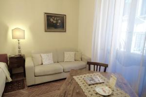 ein Wohnzimmer mit einem Sofa und einem Tisch in der Unterkunft Locanda Borgonuovo in Ferrara