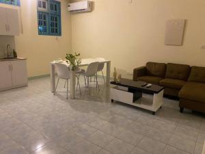 Dive Residence - Fuvahmulah, Maldives في Fuvahmulah: غرفة معيشة مع أريكة وطاولة
