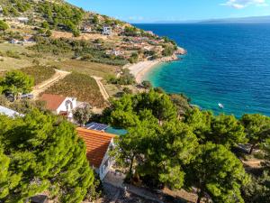 - une vue aérienne sur une maison et l'océan dans l'établissement Robinson Eda, à Murvica