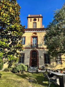 una vecchia casa con una torre sopra di Bed&Box a Gassino Torinese