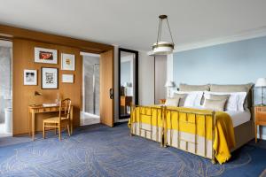 Postel nebo postele na pokoji v ubytování Hôtel Royal + 37 fotografií