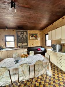 eine Küche mit einem Tisch und Stühlen im Zimmer in der Unterkunft Morada Ignese in Siderópolis