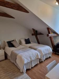 Een bed of bedden in een kamer bij Stockholm City Chic-1-Bedroom Loft for 3 - 914