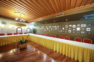 una sala de conferencias con mesa y sillas rojas en Hotel Çarshia e Jupave, en Gjakove