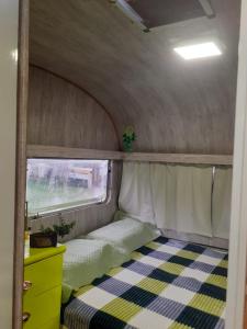 mały pokój z łóżkiem i oknem w obiekcie Traillertuba Yaveh w mieście Ubatuba