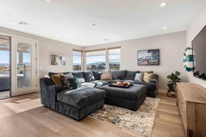 A seating area at Ohana Hive townhouse