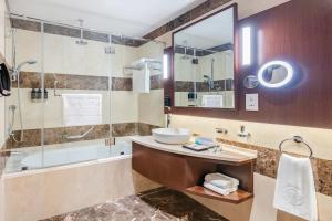 Uma casa de banho em Riviera Rayhaan by Rotana Doha