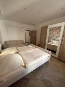 1 dormitorio con 1 cama blanca grande. en Urban Escape Haven, en Hannover