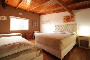 1 Schlafzimmer mit 2 Betten und einem Fenster in der Unterkunft Puerto Delta in Tigre