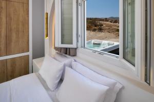 Postel nebo postele na pokoji v ubytování Peaceful Seafront Retreat in Santorini -Sonus Mare Beach Houses