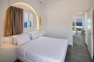 Postel nebo postele na pokoji v ubytování Peaceful Seafront Retreat in Santorini -Sonus Mare Beach Houses
