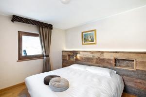 um quarto com uma cama grande e uma cabeceira em madeira em La Vigne De Papagran App2 em Aosta