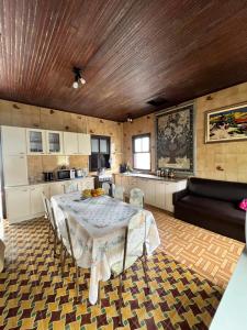 eine Küche mit einem Tisch in der Mitte eines Zimmers in der Unterkunft Morada Ignese in Siderópolis