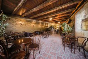 une salle avec des tables et des chaises dans un restaurant dans l'établissement Hotel Çarshia e Jupave, à Gjakove