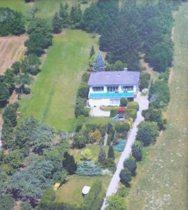 una vista aérea de una casa grande con entrada en Haus am Waldrand mit Fernblick, 