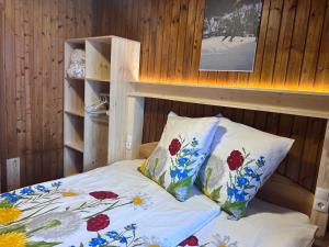 1 cama con 2 almohadas en una habitación en Ferienhäuser Gerhart en Haus im Ennstal