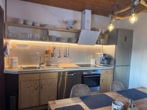 cocina con fregadero y lavavajillas en Ferienhäuser Gerhart en Haus im Ennstal
