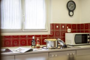 Kuchyň nebo kuchyňský kout v ubytování Brentschpark Wohnung 72