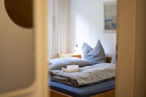 Postel nebo postele na pokoji v ubytování Brentschpark Wohnung 72