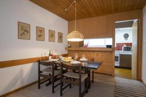 Kuchyň nebo kuchyňský kout v ubytování Brentschpark Wohnung 72