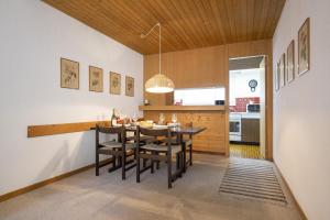 Kuchyň nebo kuchyňský kout v ubytování Brentschpark Wohnung 72