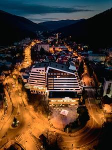 un gran edificio en una ciudad por la noche en Hotel International en Sinaia