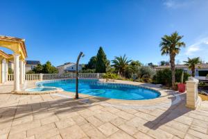 einen Pool in einem Garten mit einem weißen Zaun in der Unterkunft La Madrague St Vincent Apt A in Le Grau-dʼAgde