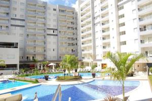 בריכת השחייה שנמצאת ב-Apartamentos em Rio Quente com maravilhosa área de lazer e linda vista או באזור