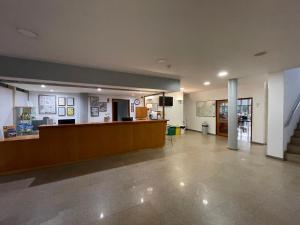 Un vestíbulo de un hospital con un mostrador de recepción. en HI Porto - Pousada de Juventude, en Oporto