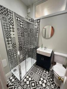 a bathroom with a shower and a sink at Beautifully Renovated 2 Bedroom Apartment in Stirling
