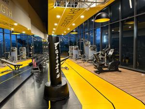 Fitness centrum a/nebo fitness zařízení v ubytování Neu Suites Service Apartment