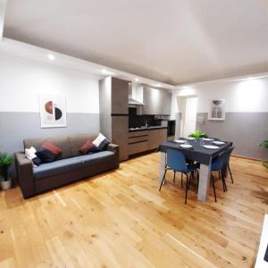 Casa Bracco في تورينو: غرفة معيشة مع أريكة سوداء وطاولة
