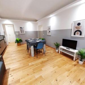 Casa Bracco في تورينو: غرفة معيشة مع طاولة طعام وتلفزيون