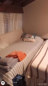 dos camas sentadas una al lado de la otra en una habitación en El depto de mirta 964 Esquiu en San Bernardo