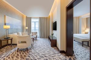 Uma cama ou camas num quarto em Riviera Rayhaan by Rotana Doha