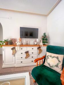 una sala de estar con TV en una cómoda blanca en Apartament Blanca, en La Mata