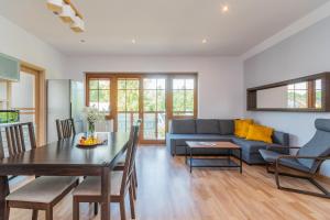 salon z niebieską kanapą i stołem w obiekcie APARTAMENTY MIERZEJA - WILLA TURKUSOWA, Kąty Rybackie w Kątach Rybackich