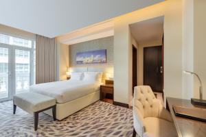 Uma cama ou camas num quarto em Riviera Rayhaan by Rotana Doha