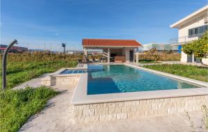 una piscina nel cortile di una casa di Gorgeous Home In Opuzen With Heated Swimming Pool a Opuzen