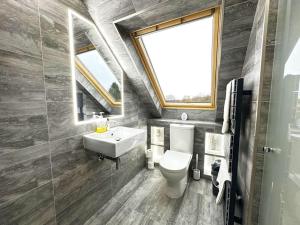 ein Badezimmer mit Toilette und Waschbecken und einem Fenster in der Unterkunft Dove House Cottages - No 1 in Oxford + 22 Fotos