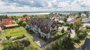 widok z góry na duży dom w mieście w obiekcie APARTAMENTY MIERZEJA - WILLA TURKUSOWA, Kąty Rybackie w Kątach Rybackich +28 zdjęć