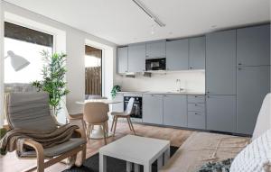cocina y sala de estar con mesa y sillas en Cozy Apartment In Stjrnhov With Kitchen, en Stjärnhov