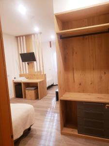 Televízia a/alebo spoločenská miestnosť v ubytovaní Hotel Cantaleone